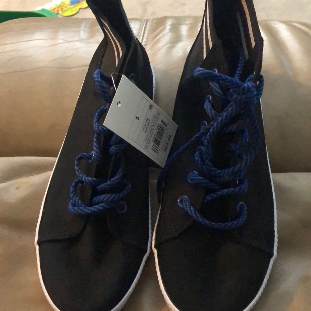 Boys size 5 cat and jack shoes